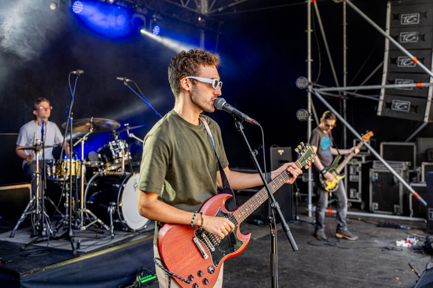 Henrique Costa singing and playing guitar on stage